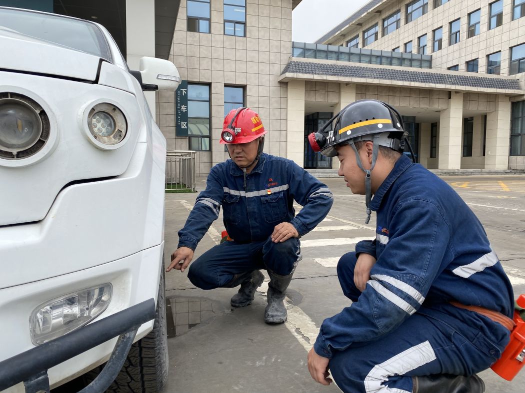 黨員賀志軍正在復查車輛  王宇宵攝.jpg