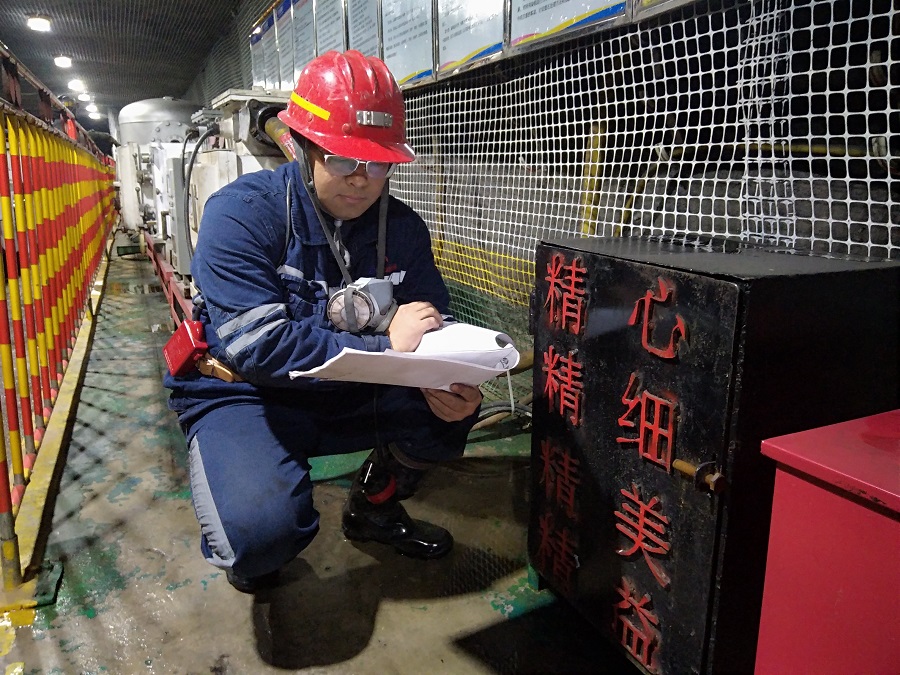 跟班隊干現場查問題 儀博文攝.jpg