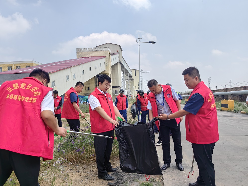 志愿者們對沿路綠化帶、水渠內煙頭紙屑等垃圾進行定點清除（閆紅艷 攝）.jpg